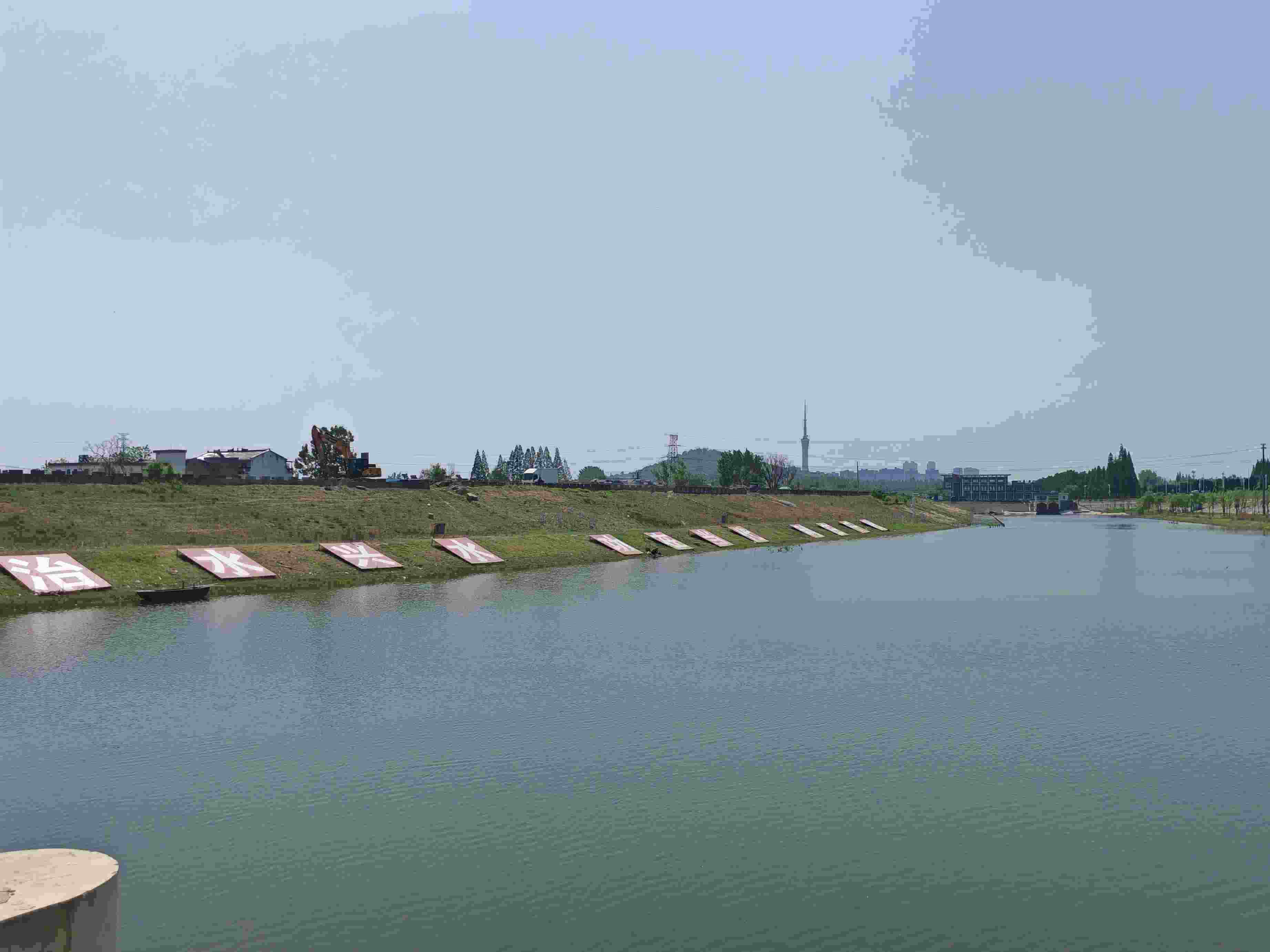 在龍子湖樞紐上眺望靚麗的淮河美景。人民網(wǎng)記者 王子鋒攝