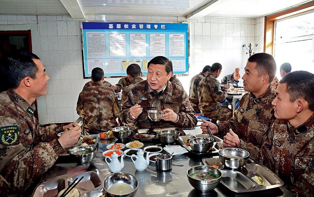 2014年1月26日，習(xí)近平主席專(zhuān)程來(lái)到內(nèi)蒙古軍區(qū)邊防某部，親切看望慰問(wèn)戍邊官兵。這是在連隊(duì)食堂，習(xí)近平主席同戰(zhàn)士們一起用餐。