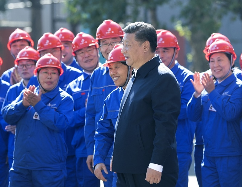 2018年9月26日，在中國一重集團(tuán)，習(xí)近平總書記走到工人中間，同大家親切交流。