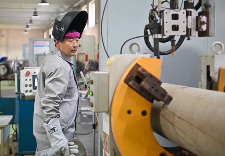 在中石化第四建設(shè)有限公司工匠學(xué)院，全國(guó)人大代表、中石化第四建設(shè)有限公司工匠學(xué)院焊接教練張振連操作自動(dòng)焊機(jī)（2025年2月21日攝）。新華社記者 孫凡越 攝