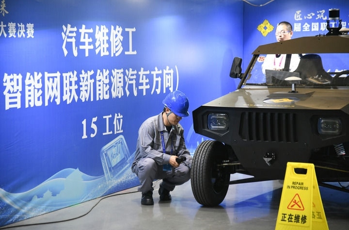 2024年9月11日，由全國(guó)總工會(huì)、人力資源和社會(huì)保障部等單位主辦的第八屆全國(guó)職工職業(yè)技能大賽決賽在陜西開(kāi)幕。這是選手在位于西安國(guó)際會(huì)展中心的比賽場(chǎng)地參加汽車維修工（智能網(wǎng)聯(lián)新能源汽車方向）工種比賽。新華社記者 張博文 攝