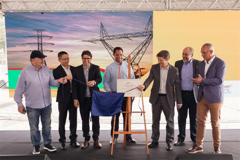 CPFL公司執(zhí)行副總裁弗拉維奧·恩里克·里貝羅（中）、CPFL輸電公司總裁李甫（左二）、南里奧格蘭德州州議員阿洛伊西奧·克拉斯曼（左一）、州長代表豪爾赫·波佐邦（右一）等出席投運儀式。 中國國家電網(wǎng)巴西電力CPFL公司供圖