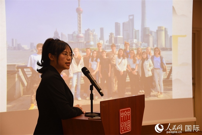 斯德哥爾摩考試中心經(jīng)理陳曦介紹“漢語水平考試”情況。人民網(wǎng)記者 殷淼攝