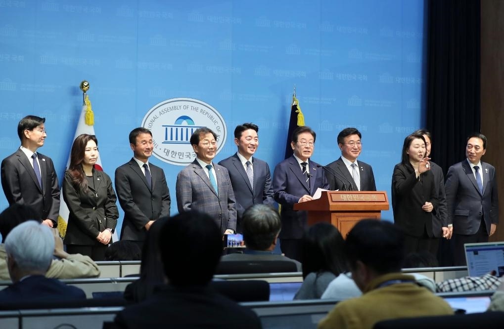 4月11日，李在明在韓國(guó)首爾舉行的新聞發(fā)布會(huì)上介紹他的總統(tǒng)競(jìng)選團(tuán)隊(duì)。新華社記者姚琪琳攝