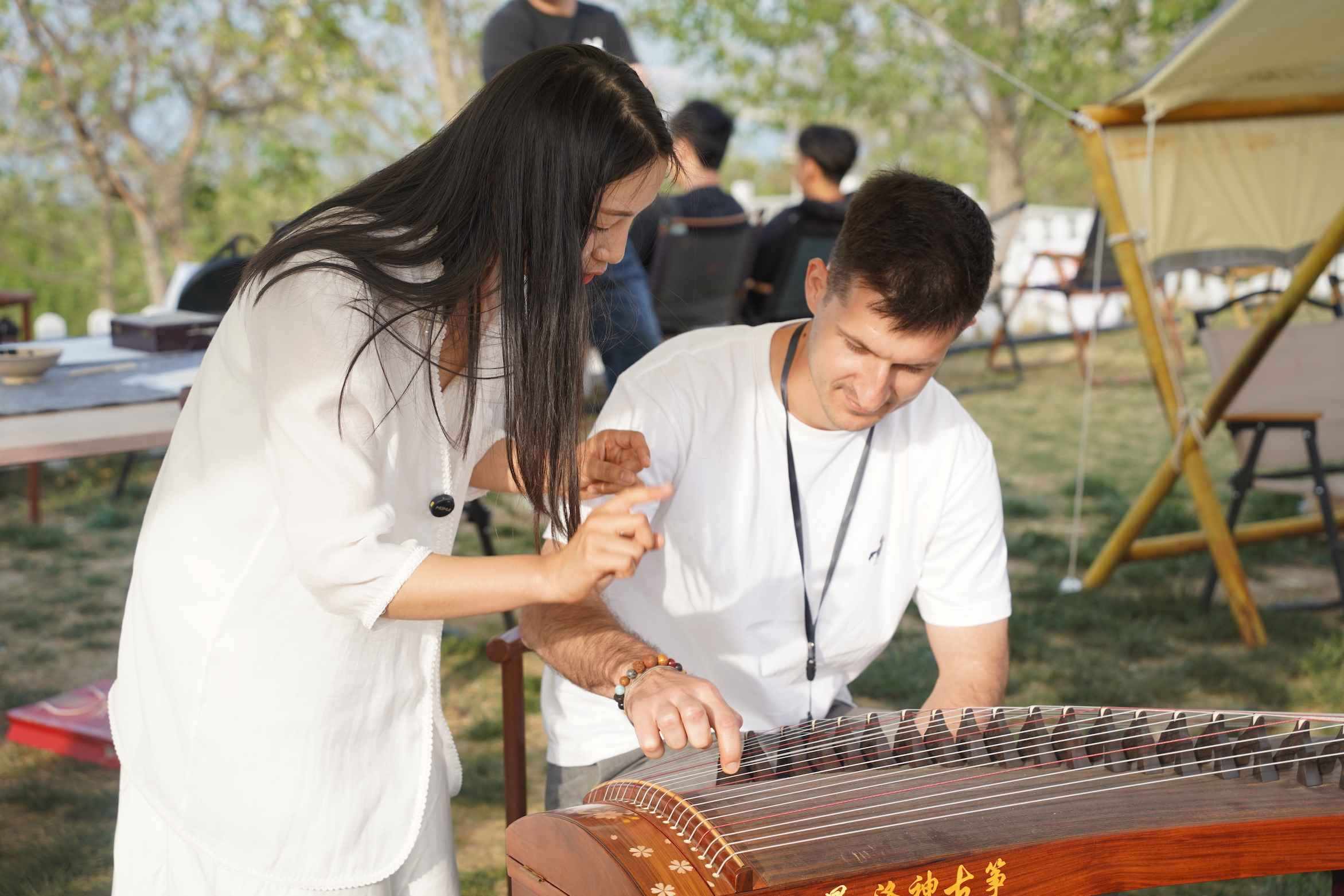 外媒體記者古箏體驗。主辦方供圖