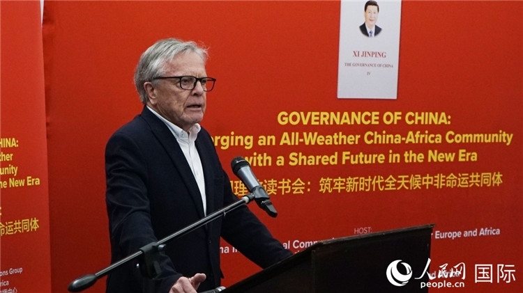 南非前駐日本、西班牙、馬達(dá)加斯加大使、浙江師范大學(xué)非洲研究院資深研究員赫特·赫羅布勒在讀書會上發(fā)言。人民網(wǎng) 劉暢攝