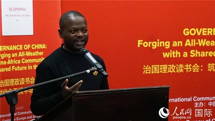 約翰內(nèi)斯堡大學(xué)非洲中國研究中心研究員葛迪恩·吉通加在讀書會上發(fā)言。人民網(wǎng) 劉暢攝