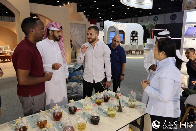 在“閱讀中國”館，當(dāng)?shù)刈x者通過品味中國茶，了解中國文化。人民網(wǎng)記者 張志文攝