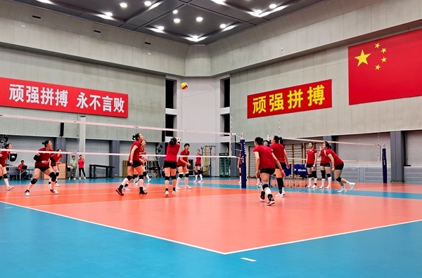 4月28日，中國(guó)女排在主教練趙勇的帶領(lǐng)下進(jìn)行訓(xùn)練。人民網(wǎng)記者 胡雪蓉?cái)z