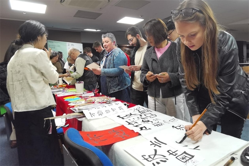 現(xiàn)場來賓體驗中國傳統(tǒng)文化。中國駐波蘭大使館供圖。