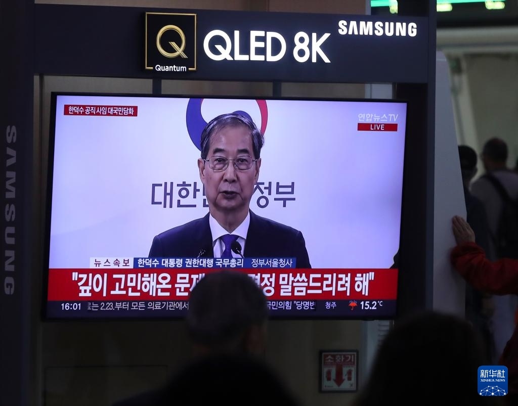 5月1日，在韓國首爾火車站，民眾觀看韓德洙辭職的新聞。新華社記者 姚琪琳 攝