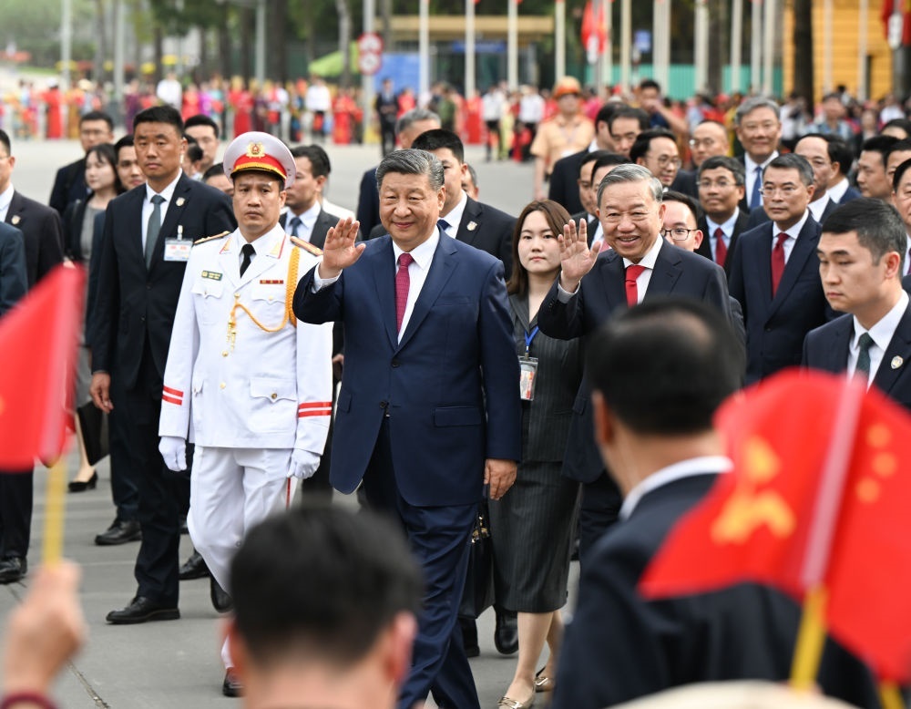 4月14日，中共中央總書(shū)記、國(guó)家主席習(xí)近平抵達(dá)河內(nèi)對(duì)越南進(jìn)行國(guó)事訪問(wèn)。當(dāng)日下午，越共中央總書(shū)記蘇林為習(xí)近平舉行隆重歡迎儀式。這是歡迎儀式后，習(xí)近平和蘇林一同步行前往越共中央駐地舉行會(huì)談時(shí)，向歡迎人群揮手致意。新華社記者 張領(lǐng) 攝