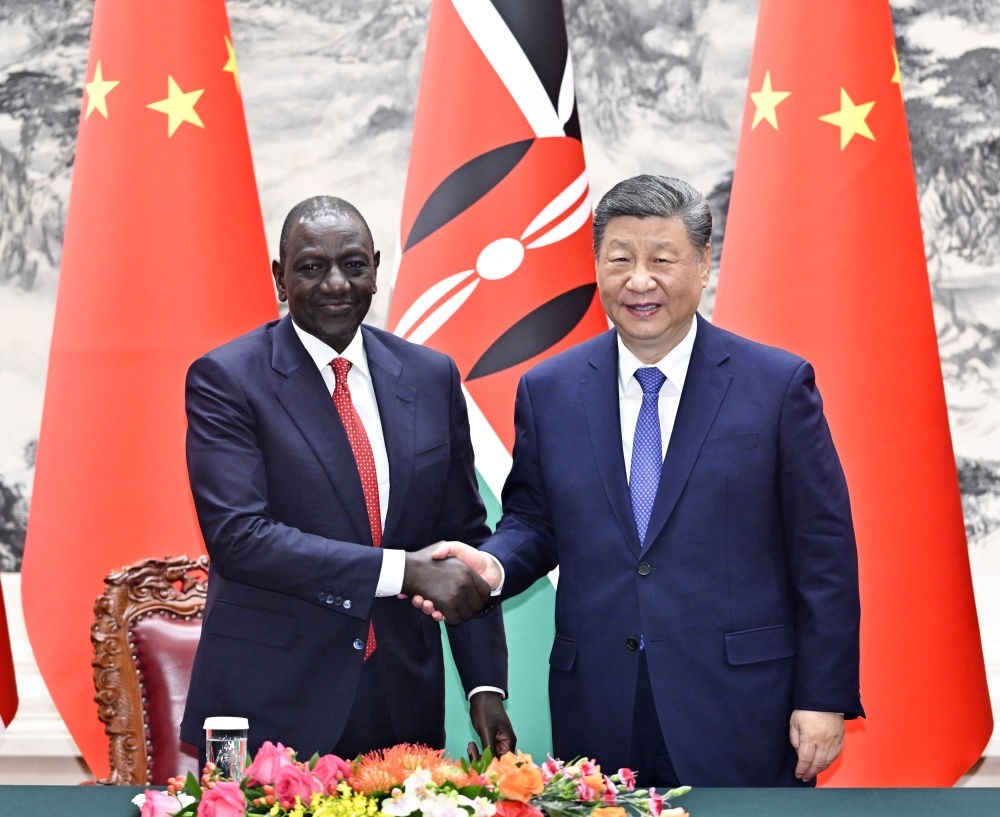 4月24日上午，國(guó)家主席習(xí)近平在北京人民大會(huì)堂同來(lái)華進(jìn)行國(guó)事訪問(wèn)的肯尼亞總統(tǒng)魯托舉行會(huì)談。這是習(xí)近平同魯托握手。新華社記者 岳月偉 攝