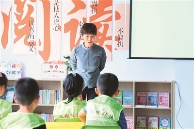 田桂月帶領(lǐng)孩子共讀繪本《點》。李澤罡攝