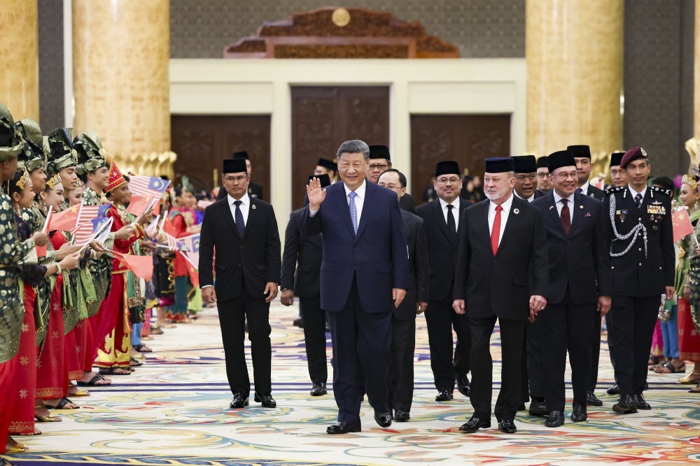 4月16日上午，馬來(lái)西亞最高元首易卜拉欣在馬來(lái)西亞國(guó)家王宮同中國(guó)國(guó)家主席習(xí)近平舉行會(huì)見(jiàn)。會(huì)見(jiàn)后，習(xí)近平出席易卜拉欣舉行的歡迎宴會(huì)。這是習(xí)近平向歡迎人群揮手致意。新華社記者 黃敬文 攝