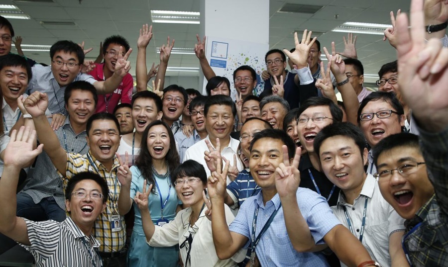 2013年8月29日，習(xí)近平總書記在東軟集團(tuán)（大連）有限公司同年輕員工親切合影。新華社記者 鞠鵬 攝