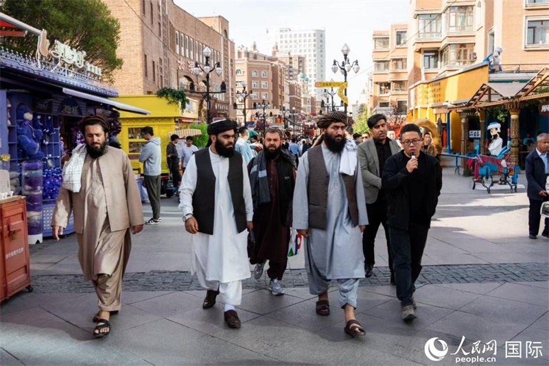 代表團(tuán)在新疆國際大巴扎參觀。人民網(wǎng)記者 章凱風(fēng)攝