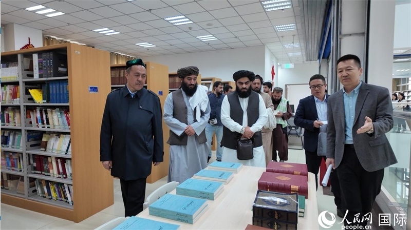 代表團(tuán)在新疆伊斯蘭教經(jīng)學(xué)院圖書館參觀。人民網(wǎng)記者 章凱風(fēng)攝