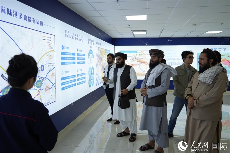 代表團(tuán)在烏魯木齊國際陸港區(qū)參觀。人民網(wǎng)記者 章凱風(fēng)攝