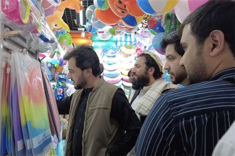 代表團(tuán)在義烏國際商貿(mào)城參觀。CGTN記者 楊剛攝