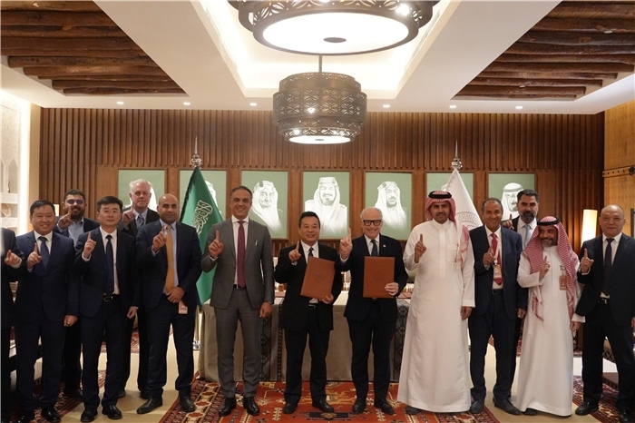 簽約合影。中國(guó)鐵建供圖