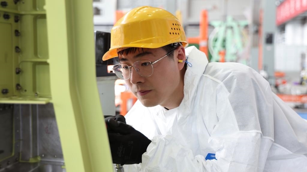 在中國(guó)航空工業(yè)集團(tuán)成飛車間內(nèi)，飛機(jī)鉚裝鉗工首席操作技師馮攀龍正在工作。（新華社發(fā)）