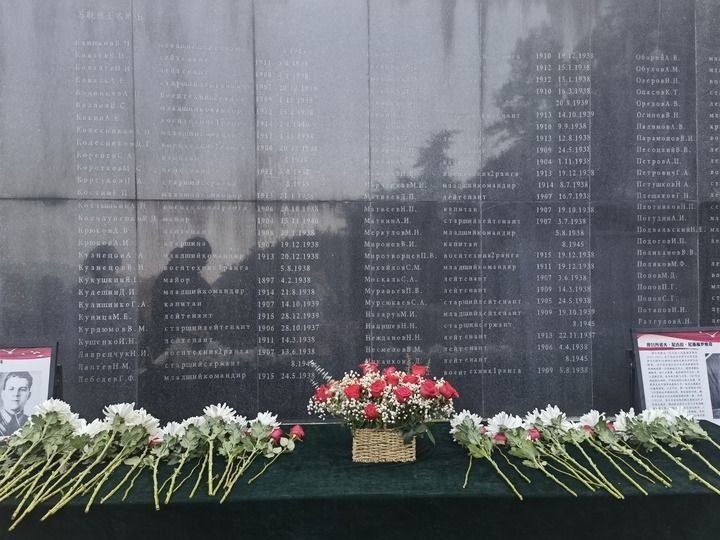 在南京抗日航空烈士紀(jì)念館鐫刻有蘇聯(lián)籍抗日航空英烈名錄的紀(jì)念碑前，擺放著人們獻(xiàn)上的鮮花（2024年11月22日攝）。新華社記者 邱冰清 攝