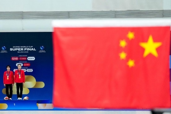 5月2日，獲得2025年跳水世界杯總決賽女子雙人10米臺冠軍的中國組合陳芋汐（右）/全紅嬋在頒獎儀式上。新華社記者 鞠煥宗 攝