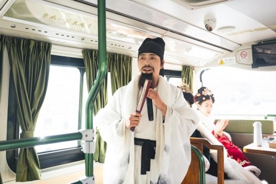 身著古裝的“伴游”在“長安尋夢”主題觀光車上為游客講解。（受訪者供圖）