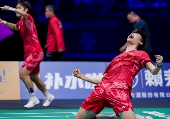 5月3日，中國隊(duì)組合馮彥哲（右）/黃東萍在半決賽混雙比賽后慶祝。新華社記者 孫非 攝