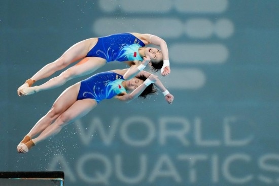 5月2日，陳芋汐（上）/全紅嬋在比賽中。新華社記者 鞠煥宗 攝