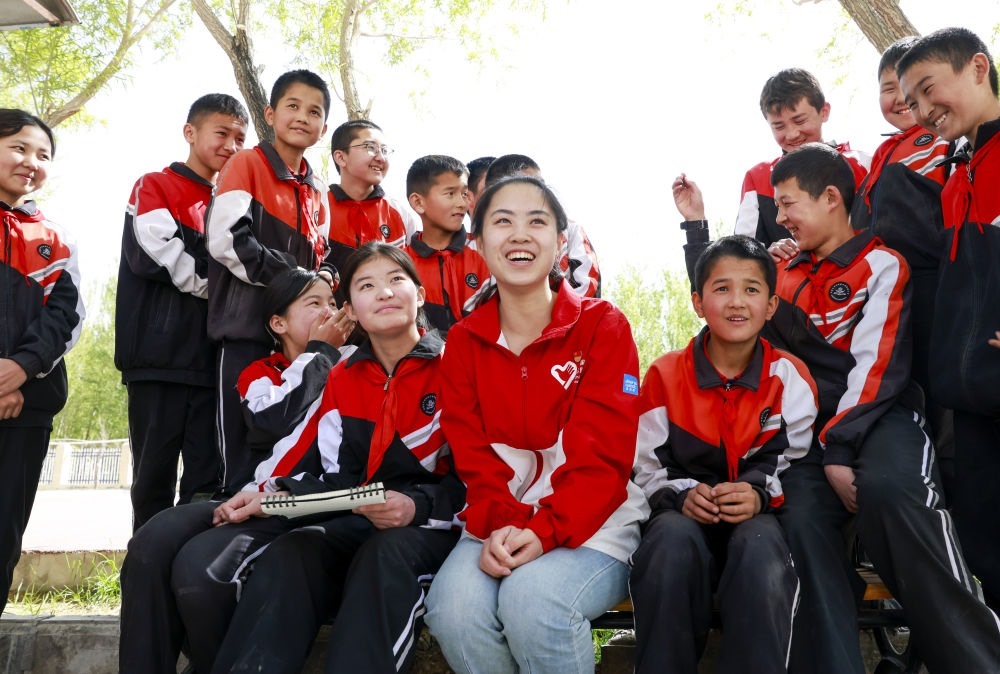 4月23日，在新疆克州阿圖什市哈拉峻鄉(xiāng)謝依特小學(xué)，支教教師高淑賢和學(xué)生們?cè)谝黄稹? width=