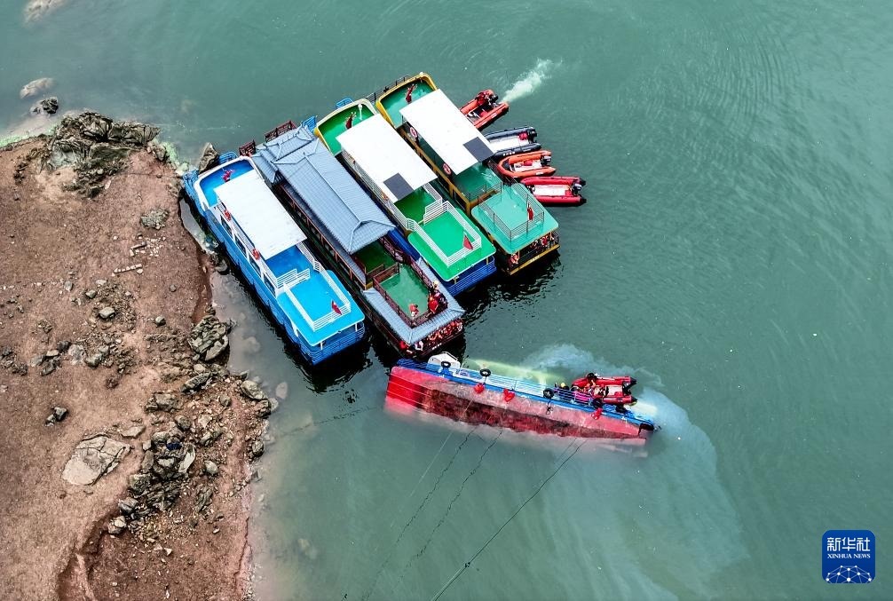 5月5日，救援人員在對傾覆船只進(jìn)行搜救（無人機(jī)照片）。新華社記者 劉續(xù) 攝
