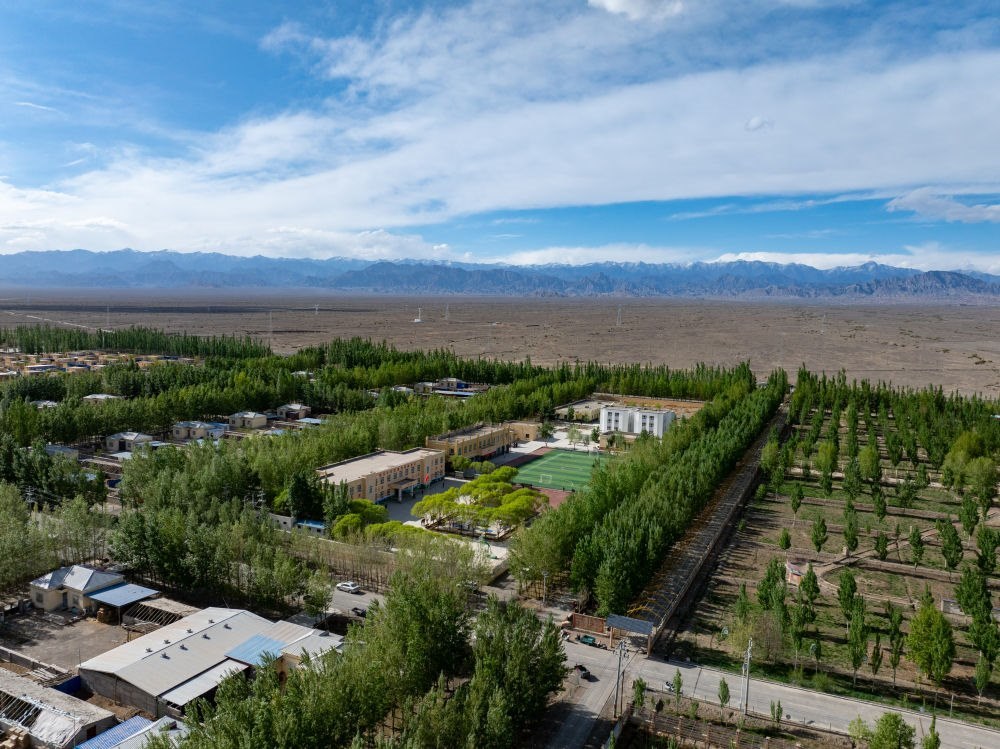 這是4月23日在新疆克州阿圖什市哈拉峻鄉(xiāng)拍攝的謝依特小學(xué)（無人機(jī)照片）。