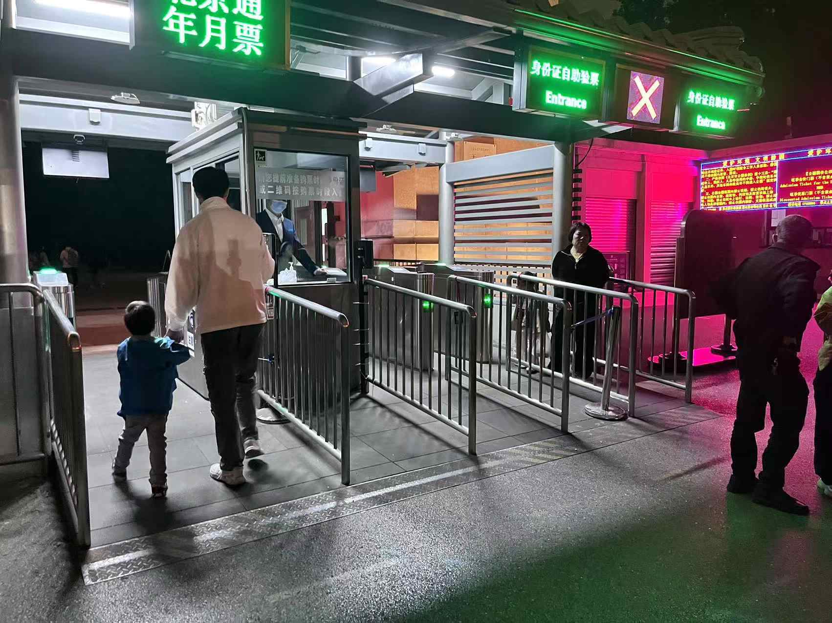 北京天壇公園延長開放時(shí)間，游客進(jìn)入游覽。人民網(wǎng)記者 李楠樺攝