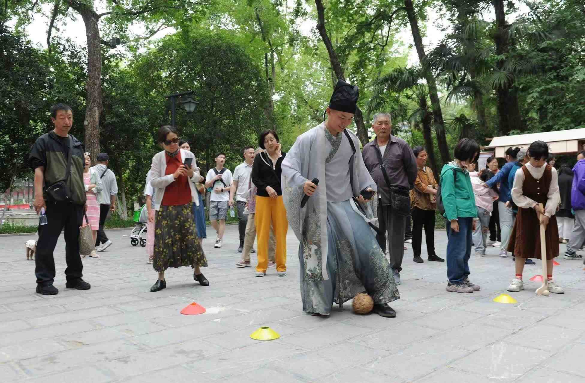 2025年5月3日，安徽省合肥市包公園景區(qū)，游客正在參與“蹴鞠”體育活動。（圖片來源：視覺中國）