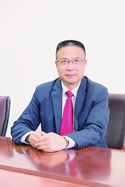 徐飛 教授、博士生導(dǎo)師。歷任上海交通大學(xué)副校長、西南交通大學(xué)校長、上海財經(jīng)大學(xué)常務(wù)副校長，現(xiàn)任福耀科技大學(xué)常務(wù)副校長。國務(wù)院政府特殊津貼專家。先后兼任中國鐵道學(xué)會副理事長，中國管理學(xué)會組織與戰(zhàn)略專業(yè)委員會副主任，教育部高等學(xué)校創(chuàng)新創(chuàng)業(yè)教育指導(dǎo)委員會副主任，中國高等教育學(xué)會創(chuàng)新創(chuàng)業(yè)教育分會理事長，中國高質(zhì)量MBA教育認(rèn)證（CAMEA）工作委員會副主任，中國職業(yè)技術(shù)教育學(xué)會副會長等。主要研究領(lǐng)域?yàn)閼?zhàn)略管理、競爭戰(zhàn)略與博弈論、創(chuàng)新創(chuàng)業(yè)、跨文化戰(zhàn)略領(lǐng)導(dǎo)力等。出版著作20余部。