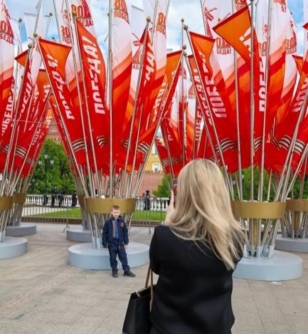 當(dāng)?shù)貢r間5月7日下午，莫斯科紅場外，紀(jì)念蘇聯(lián)偉大衛(wèi)國戰(zhàn)爭勝利80周年慶典旗幟飄揚。