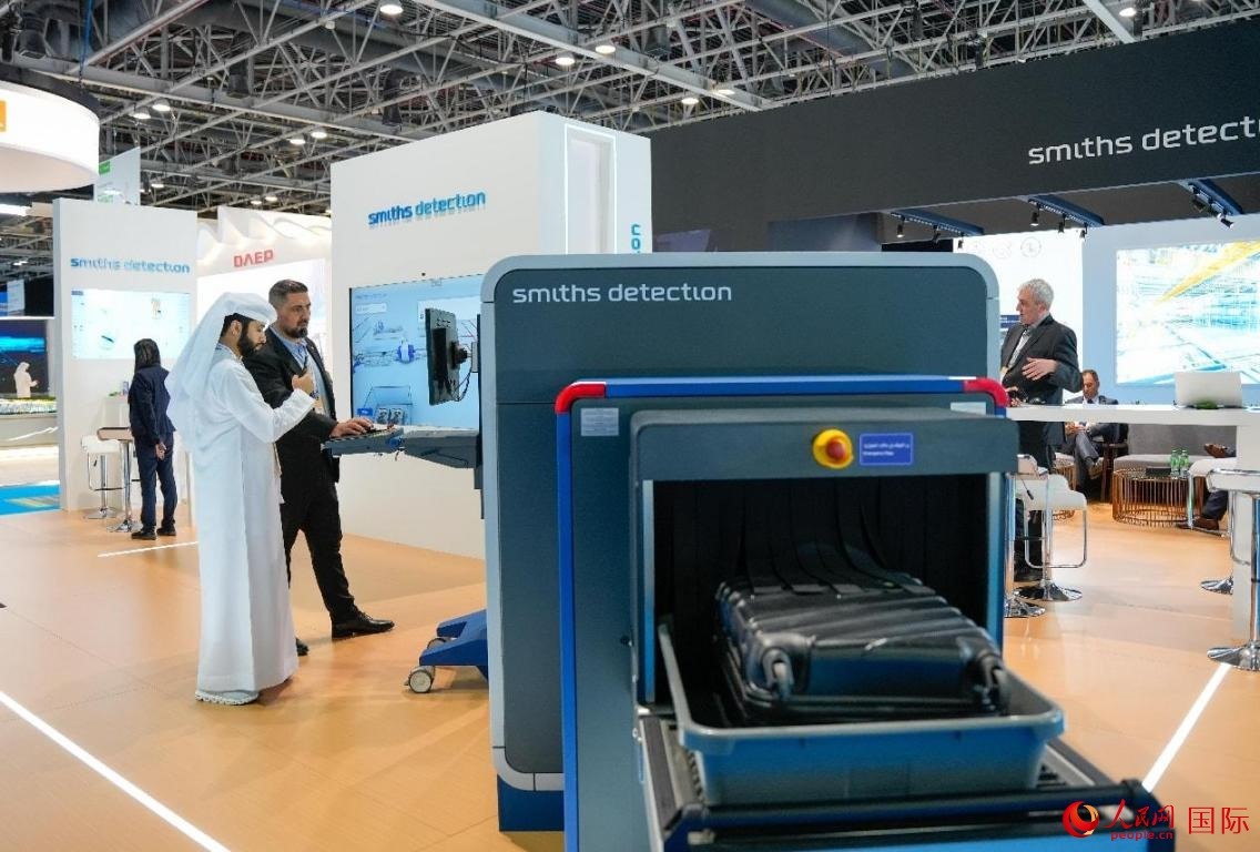 參展商體驗(yàn)安檢設(shè)施。人民網(wǎng)塔里克·易卜拉欣攝