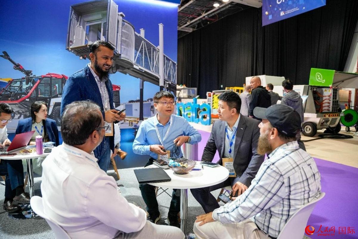 中外商家在交流。人民網(wǎng)塔里克·易卜拉欣攝