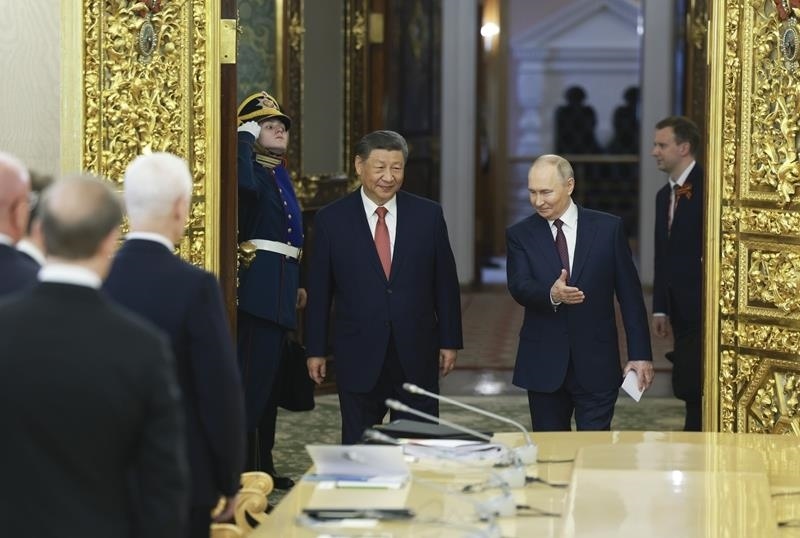 △當(dāng)?shù)貢r(shí)間5月8日，俄羅斯總統(tǒng)普京同習(xí)近平主席在莫斯科克里姆林宮舉行會(huì)談。這是兩國(guó)元首步入會(huì)場(chǎng)。