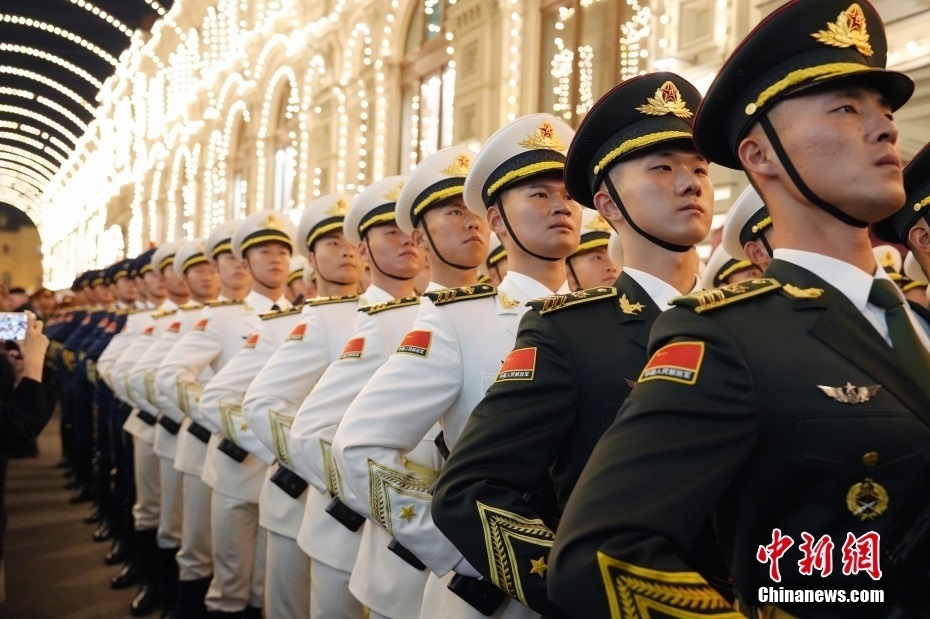 當(dāng)?shù)貢r(shí)間5月3日晚，俄羅斯首都莫斯科，俄羅斯紀(jì)念衛(wèi)國(guó)戰(zhàn)爭(zhēng)勝利80周年閱兵式第二次彩排，中國(guó)人民解放軍儀仗司禮大隊(duì)震撼亮相，受到華僑華人、留學(xué)生和當(dāng)?shù)孛癖姛崃覛g迎。中新社記者 田冰 攝
