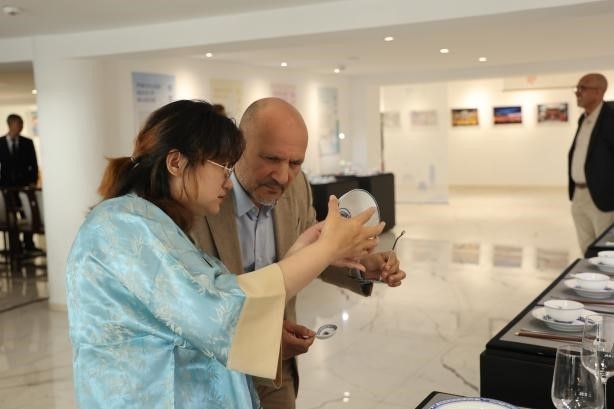 摩洛哥民眾在觀察中國瓷器。拉巴特中國文化中心供圖