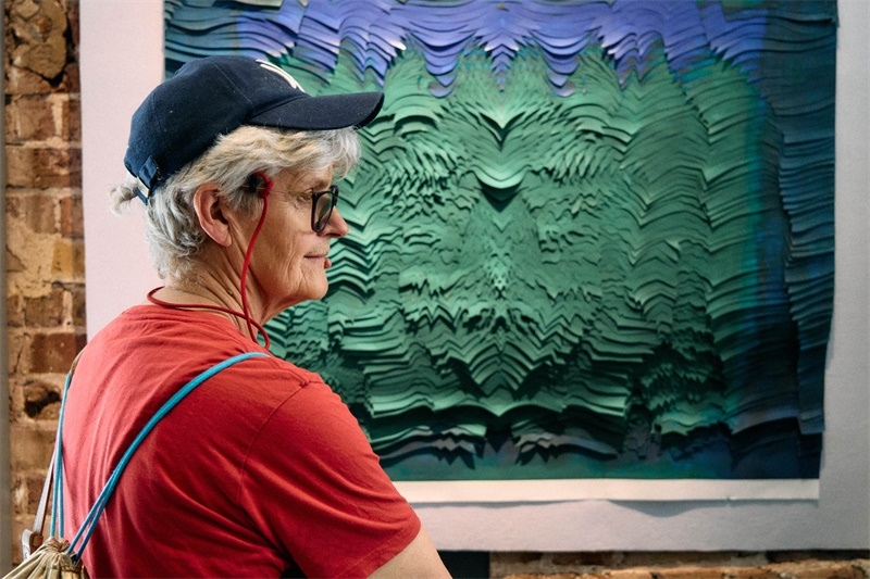 英國嘉賓在倫敦手工周中國館展出作品前駐足。楊浩鵬攝