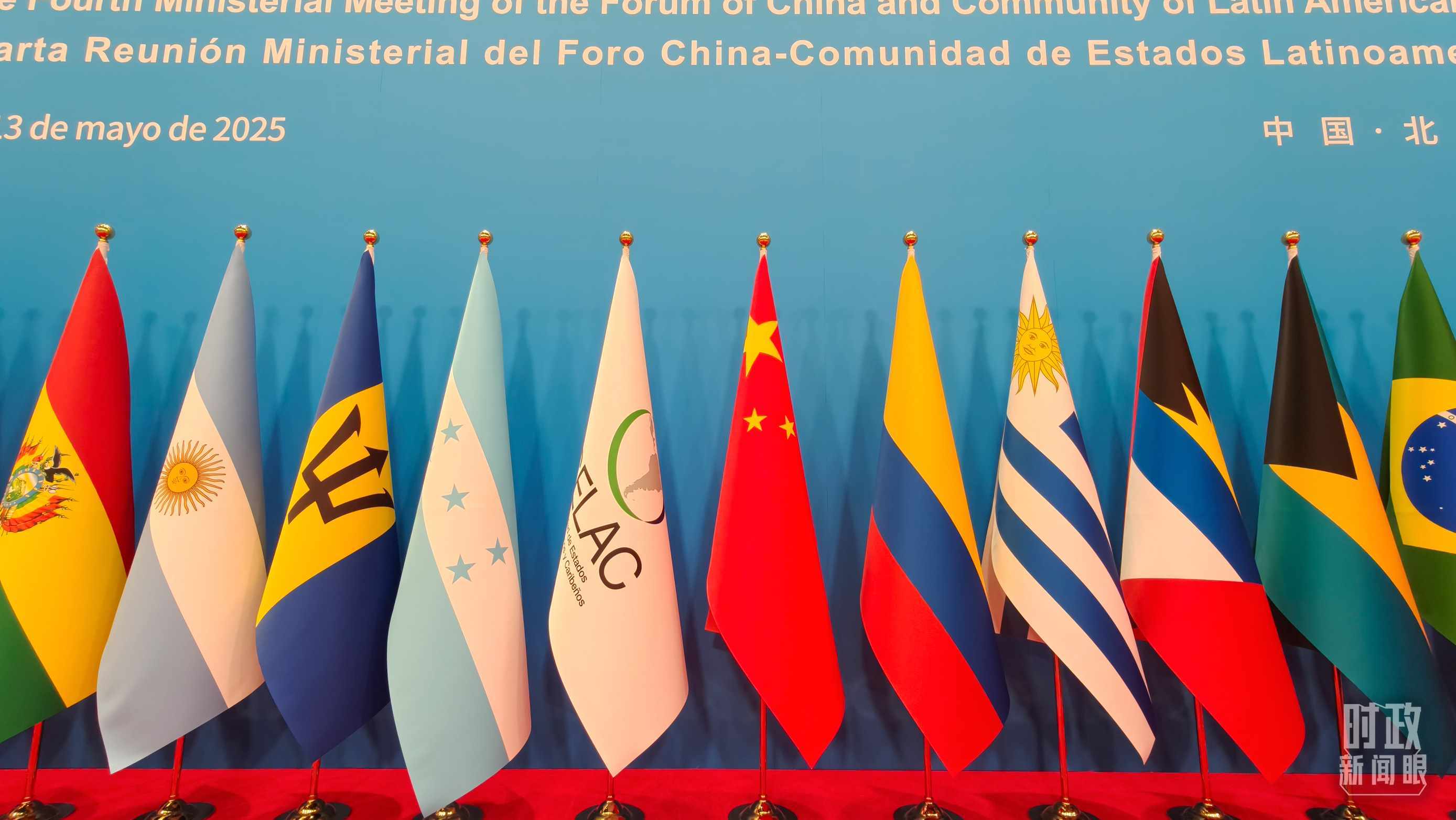 開幕式現(xiàn)場(chǎng)的旗陣。（總臺(tái)央視記者陸泓宇拍攝）