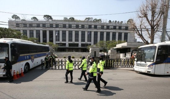 4月3日，在韓國首爾，警察在韓國憲法法院前執(zhí)勤。新華社記者姚琪琳攝