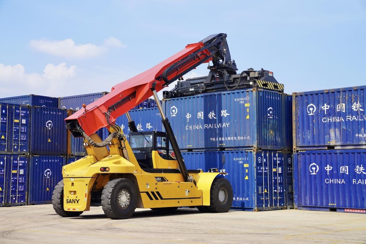 在中老鐵路萬(wàn)象南鐵路貨運(yùn)口岸站，起重機(jī)正在吊裝集裝箱。劉瑩嘉攝