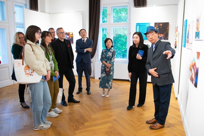 藝術(shù)家李守白現(xiàn)場導(dǎo)覽。圖片由布達(dá)佩斯中國文化中心供圖