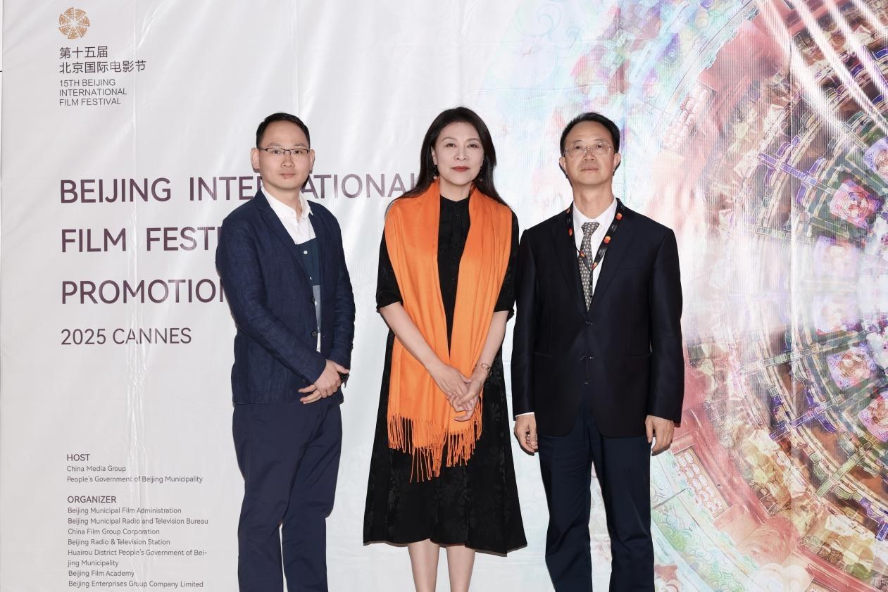 余俊生（右一）與《走走停停》導(dǎo)演龍飛（左一）、演員岳紅（左二）合影。主辦方供圖