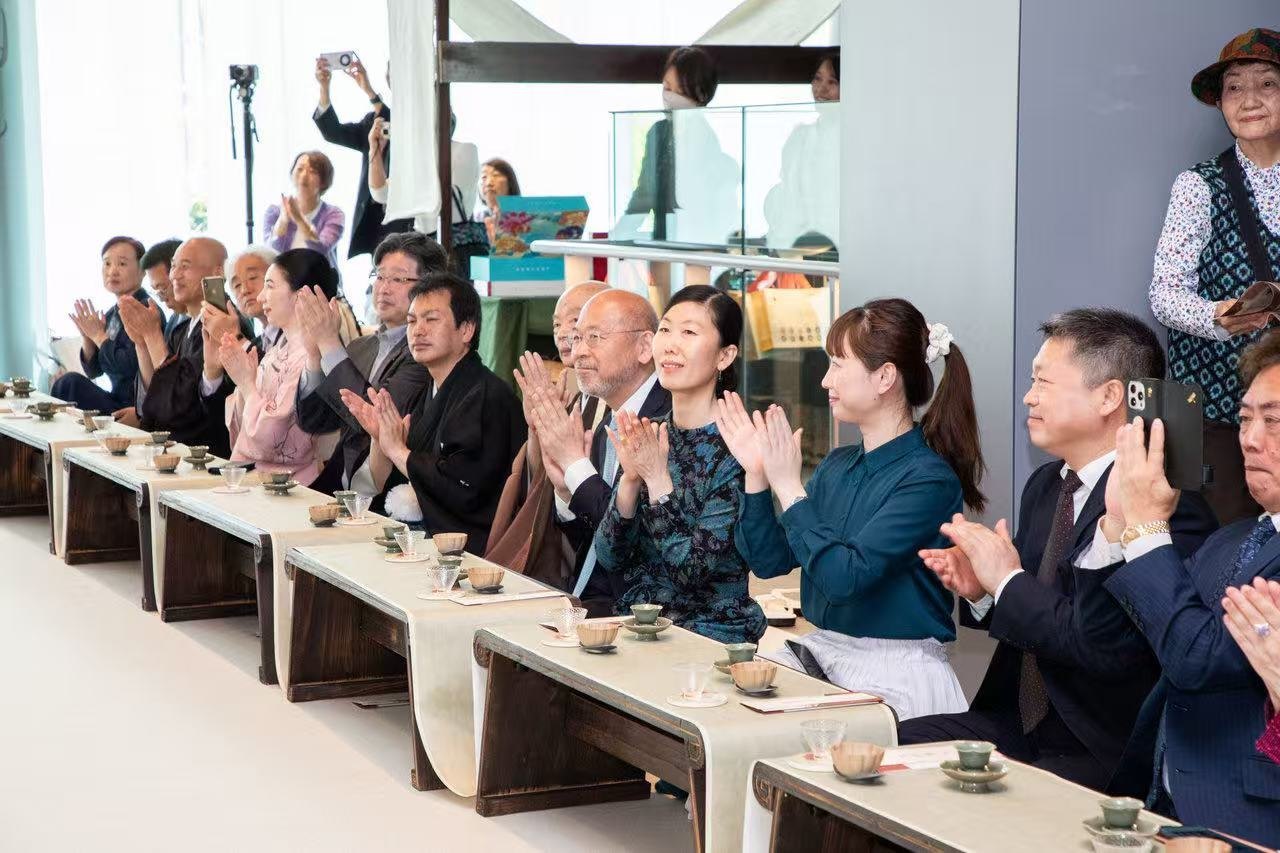 中日兩國文旅界、各茶道流派嘉賓出席開幕式。中國駐大阪旅游辦事處供圖